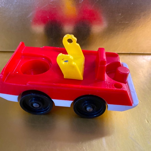 FISHER PRICE VINTAGE 90’s LITTLE PEOPLE PLAY FAMILY VILLAGE RED VEHICLE 4” - Picture 2 of 5